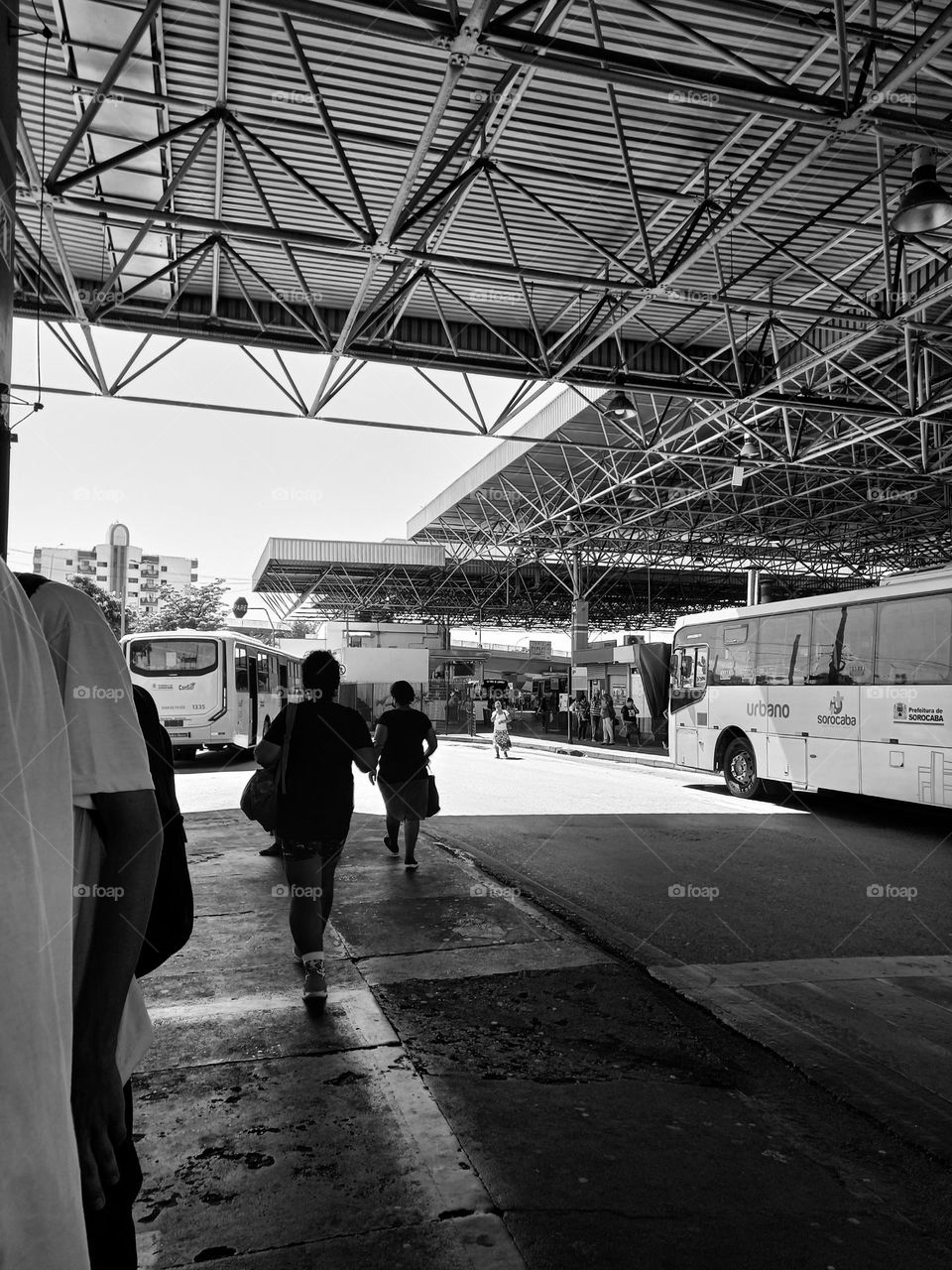 A sinalização  nos terminais de transportes coletivo. O conjunto de sinais e dispositivos de segurança, colocado nos terminais com o objetivo de garantir  um local organizado e seguro para os pedestres e condutores