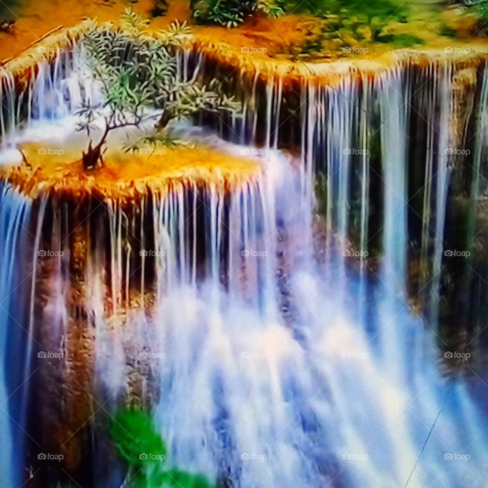 Thác nước huyền ảo như tranh.