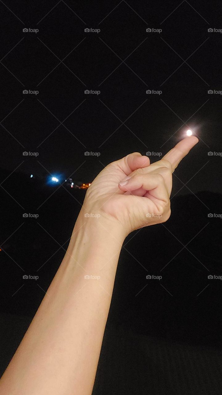 Olhe a lua linda, esplêndida,brilhando na noite escura.