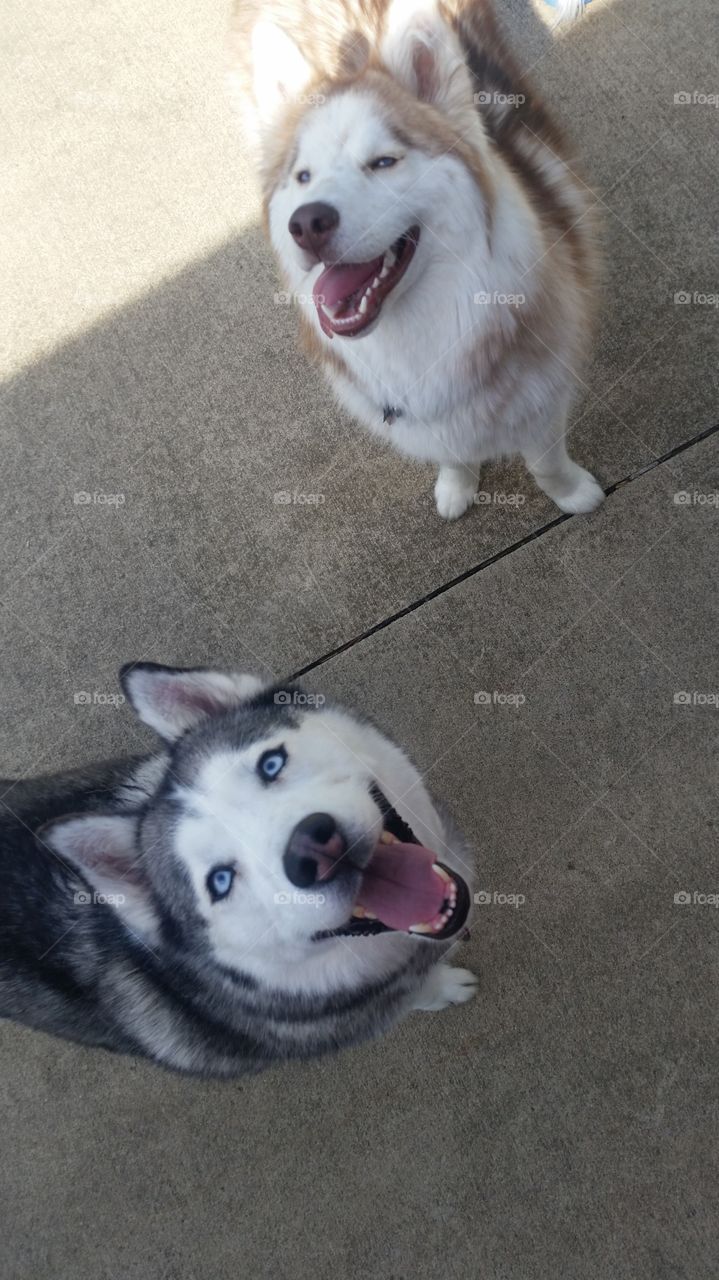 Alaska and Skyla smiling at mommy
