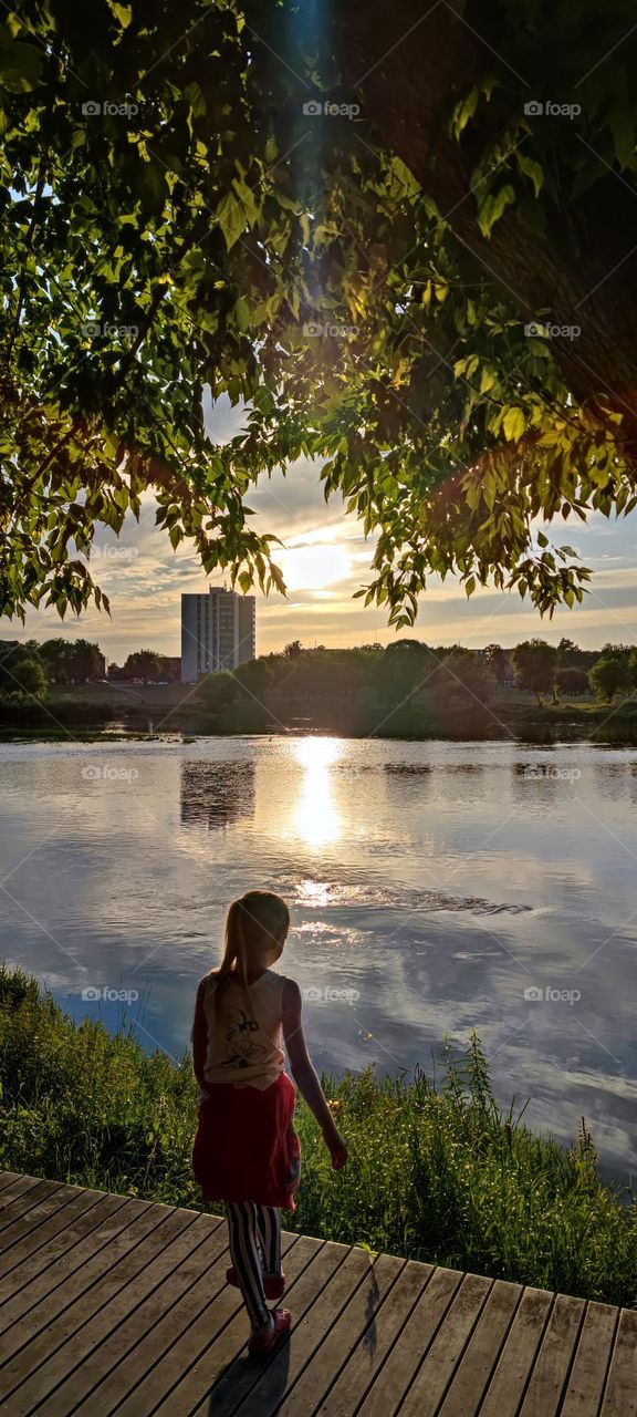 Mergaitė prie Nemuno