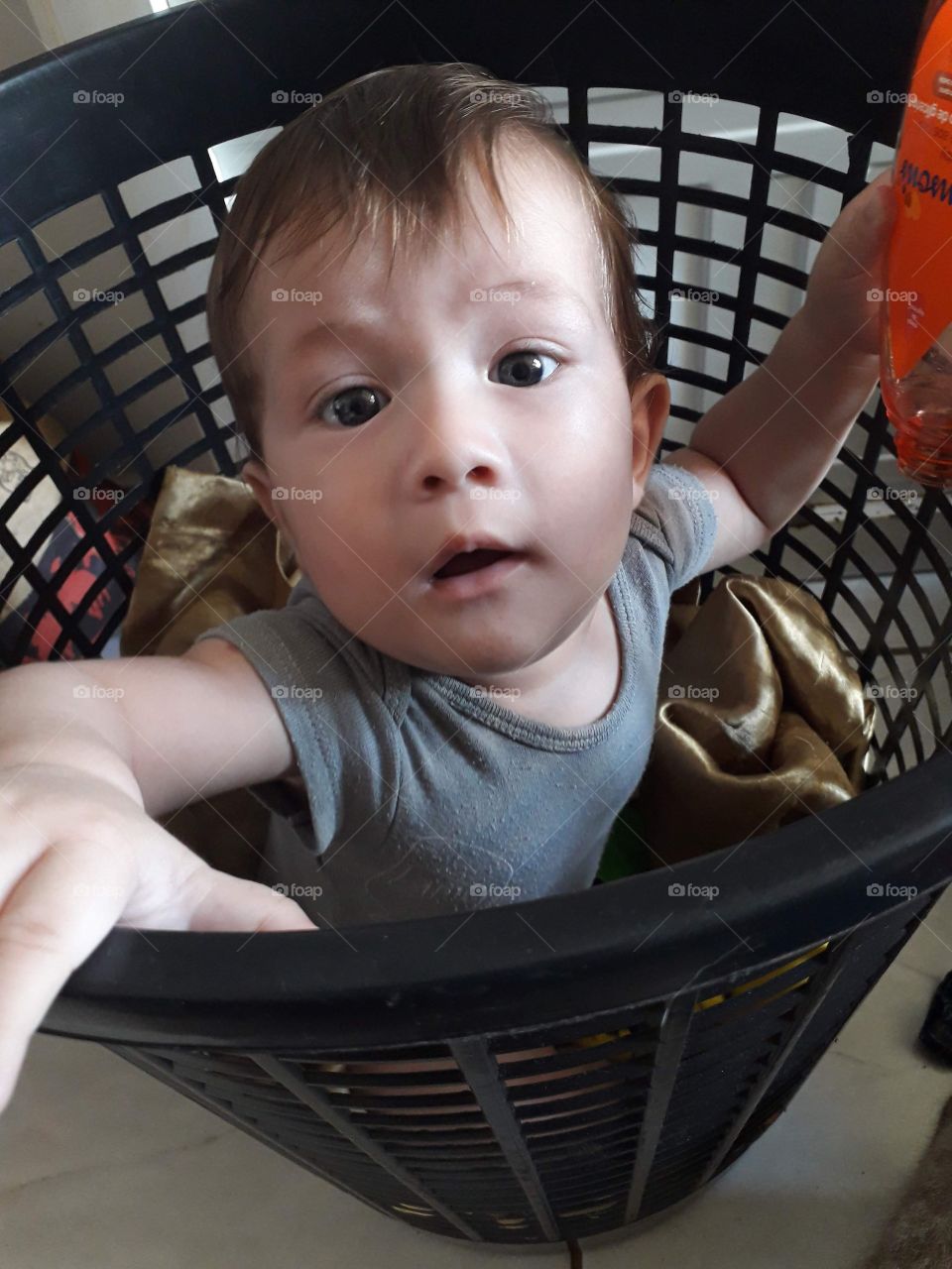 momento fofo e descontraído de um bebê