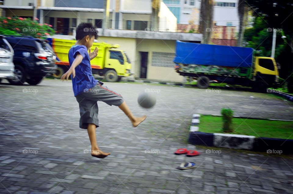 anak kecil . anak kecil sedang bermain bola
