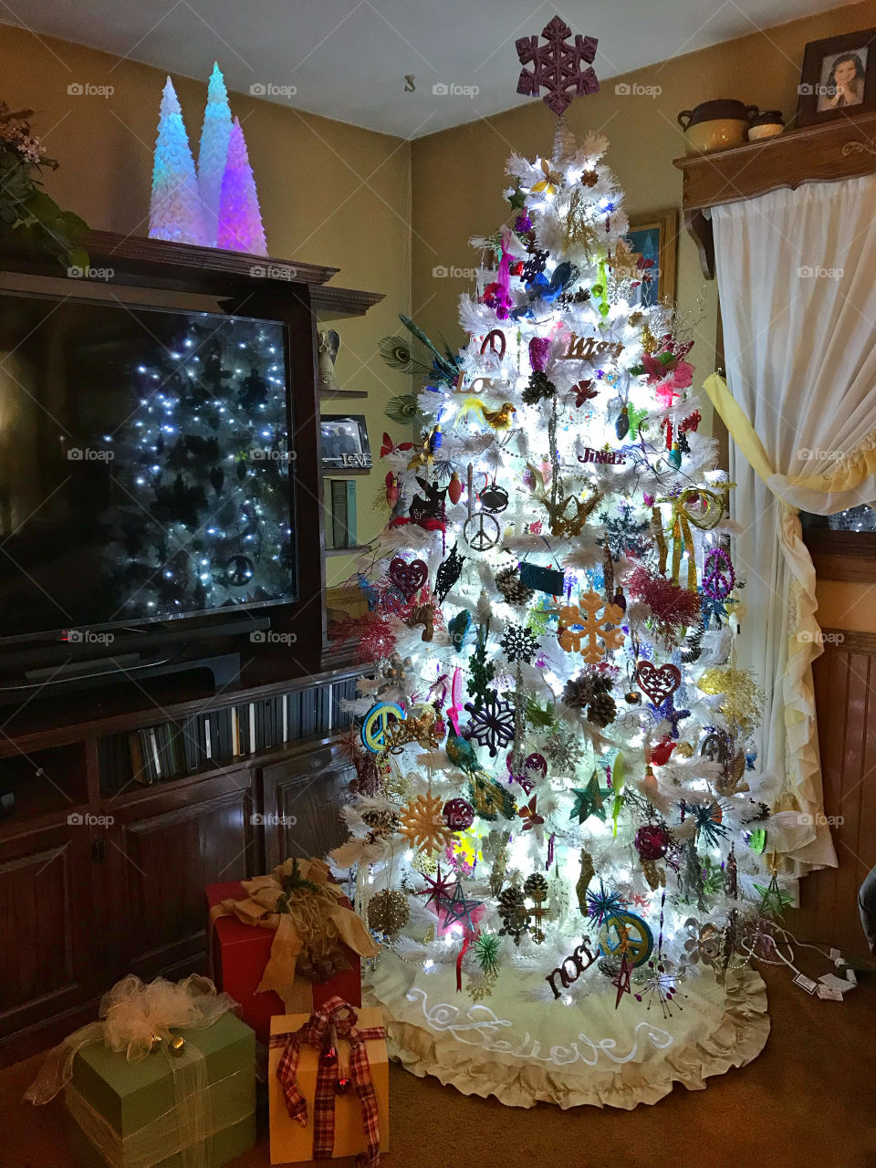 Setting up the Christmas tree 