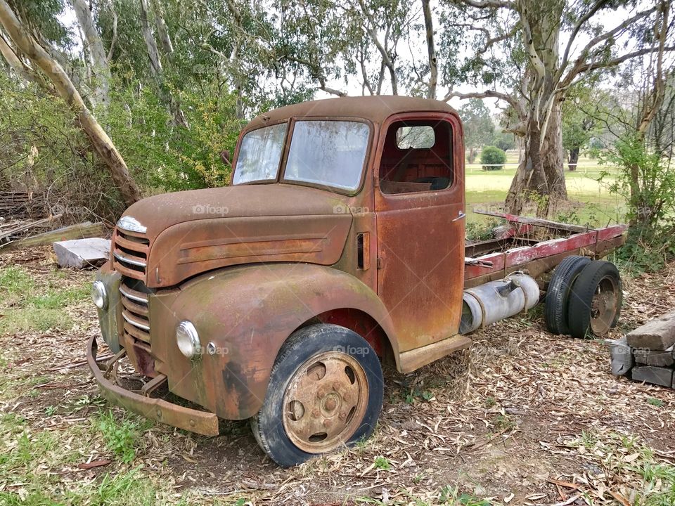 Old rusted delivery van from yesteryear 