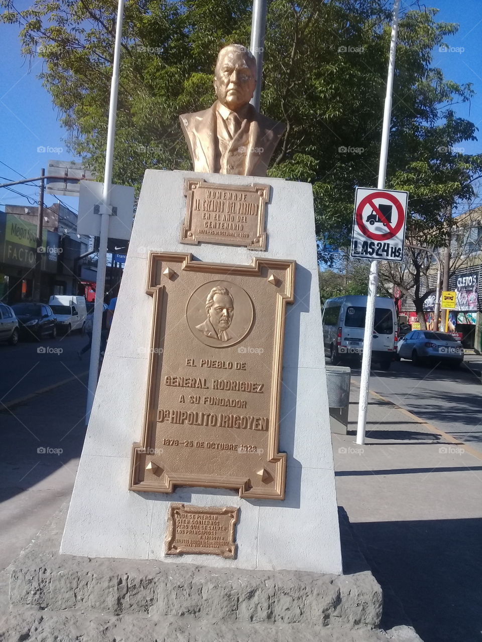 monolito conmemorativo en una avenida de pueblo