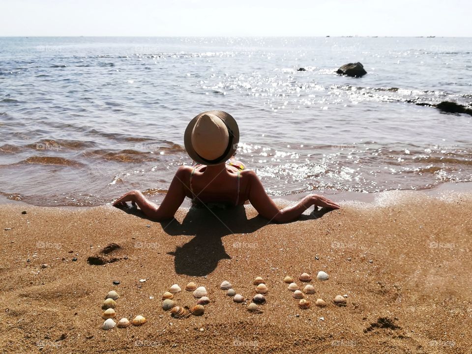 Woman at the sea with hat