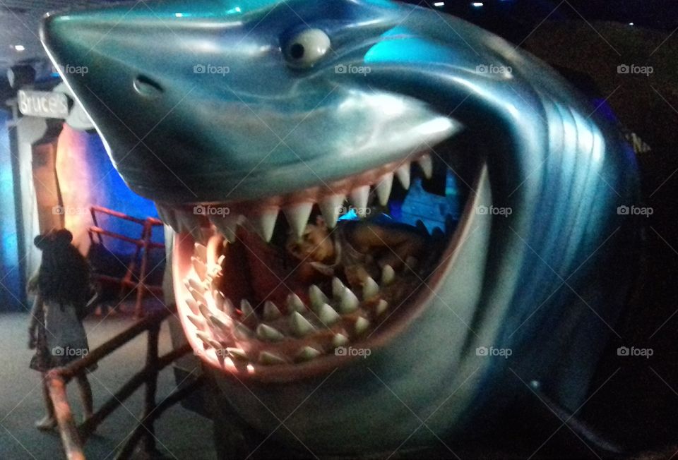 niño dentro de la boca de un tiburón