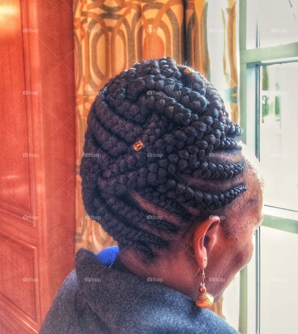 Hearstyle. Made in Kenya. . I saw this lady in hotel lobby. When I looked at her head I've said to myself - it's quite a hairstyle. Phone - shot.