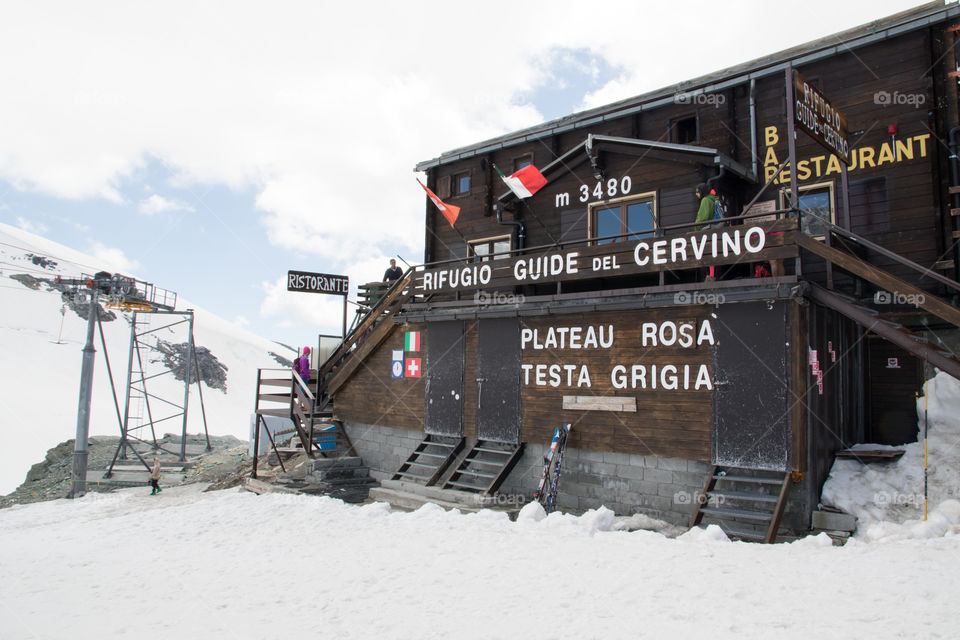 Summer skiing glacier Plateau Rosa Breuil-Cervinia Italy, Italia, Italien glaciär skidåkning , Rifugio, Restaurant 