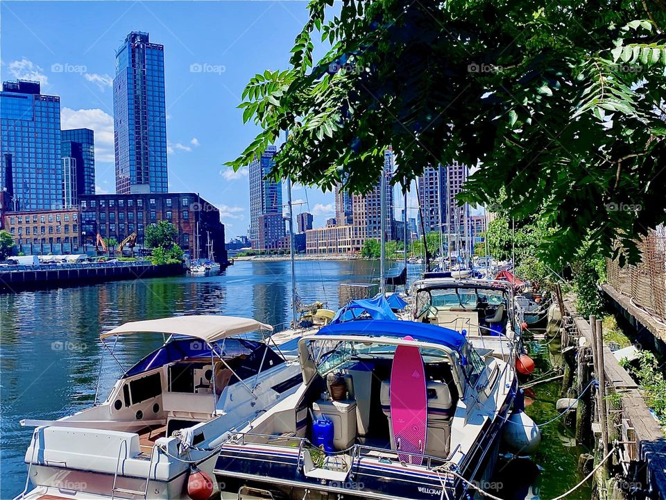 „Newtown Creek“ in LIC has lots of things to offer. Across the „East River“ to the left we see „Greenpoint“, Bklyn, to the right closest to us „Queens“ and straight ahead in the far distance parts of „Manhattan“. 2023. Hypnotic Productions