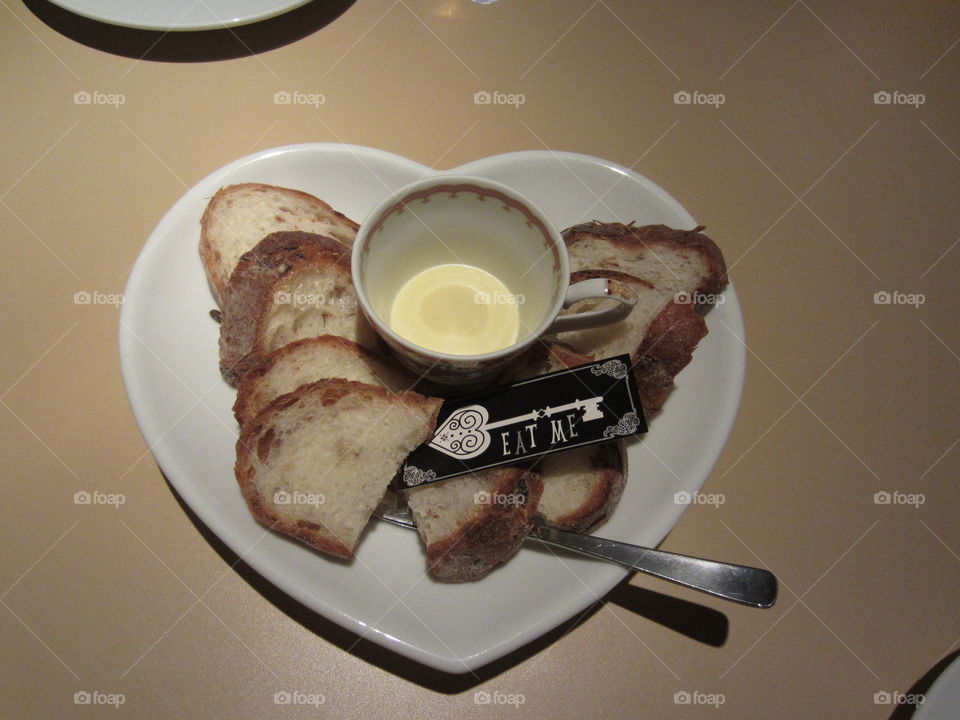 Toasted Garlic Bread Appetizer, Alice in Wonderland Theme Restaurant, Tokyo, Japan.  Cheshire Cat Plate