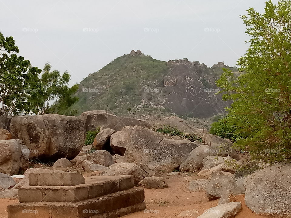 This is#Dankoko area of #Zing town in #Zing Local government of #Taraba State of #Nigeria.
The area is a mountainous, with dispersed houses around with a cemetery closed to the mountain. The is of the first settler in the area.