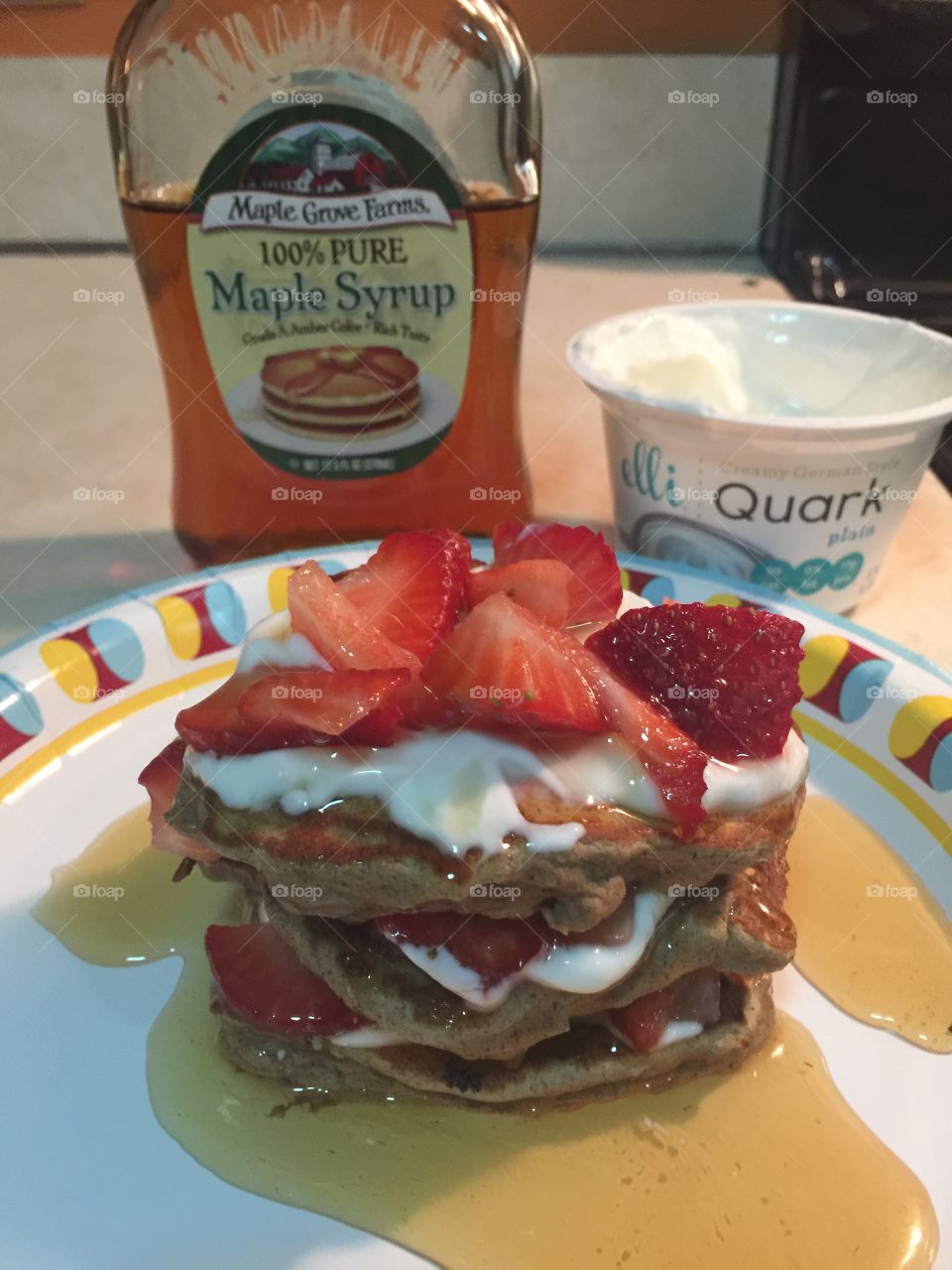 Strawberry shortcake pancakes with Elli Quark. Recipe from Tone it Up