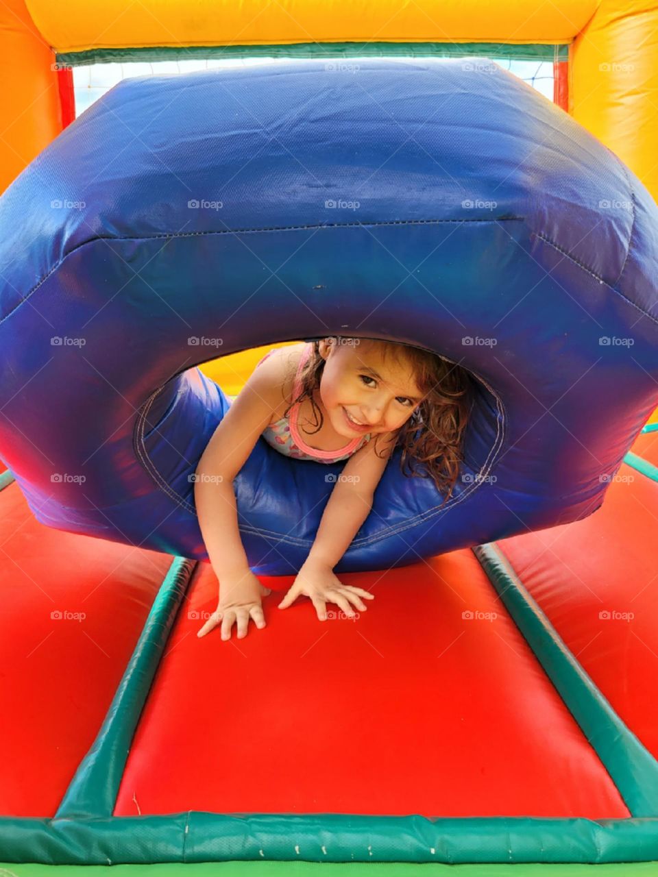 la niña jugando en inflable