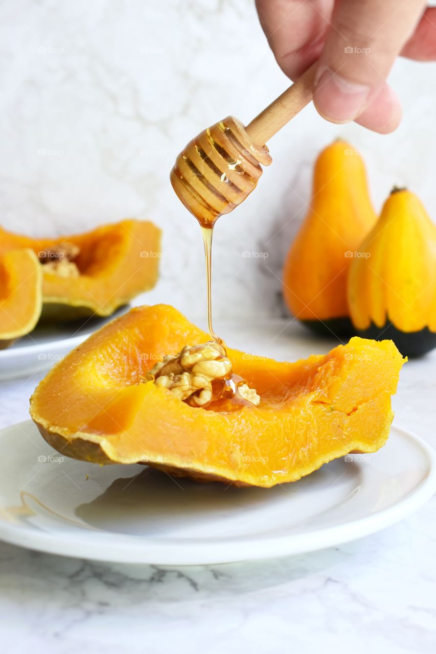 Cooked pumpkin with honey and walnuts 