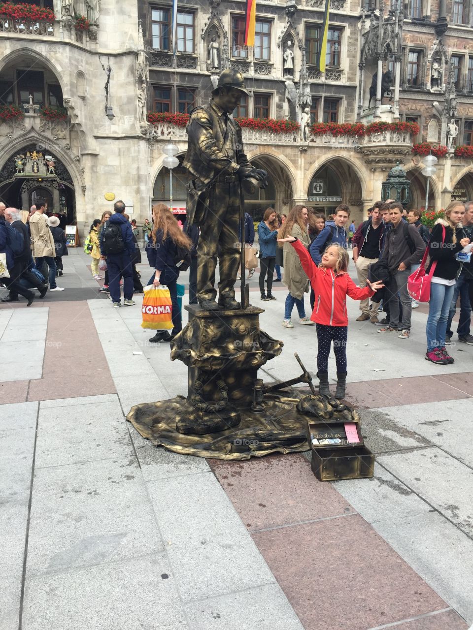 Fuente
Niña
Estatua viviente
Vivo