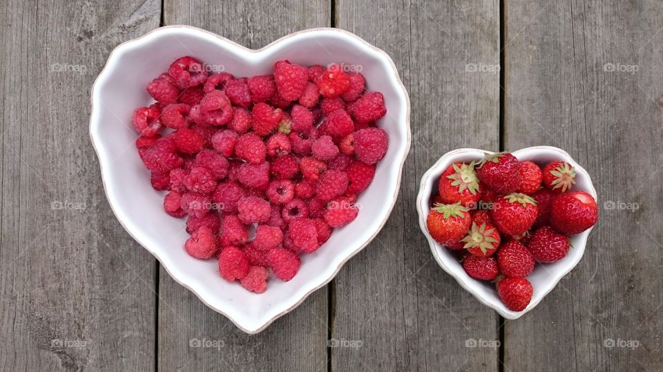 Raspberries and strawberries in bowl