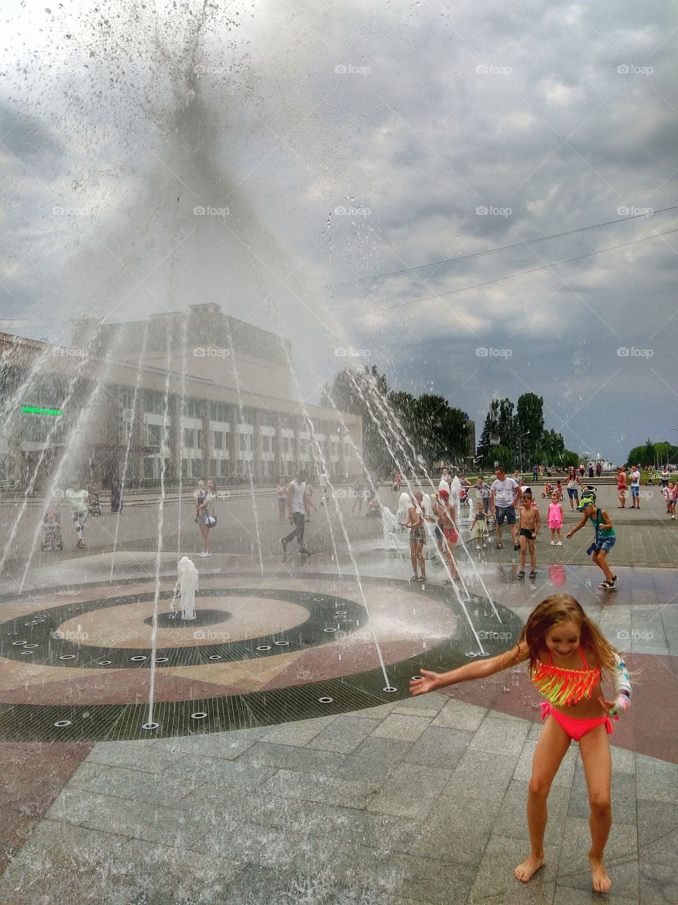 Children and the city fountain.