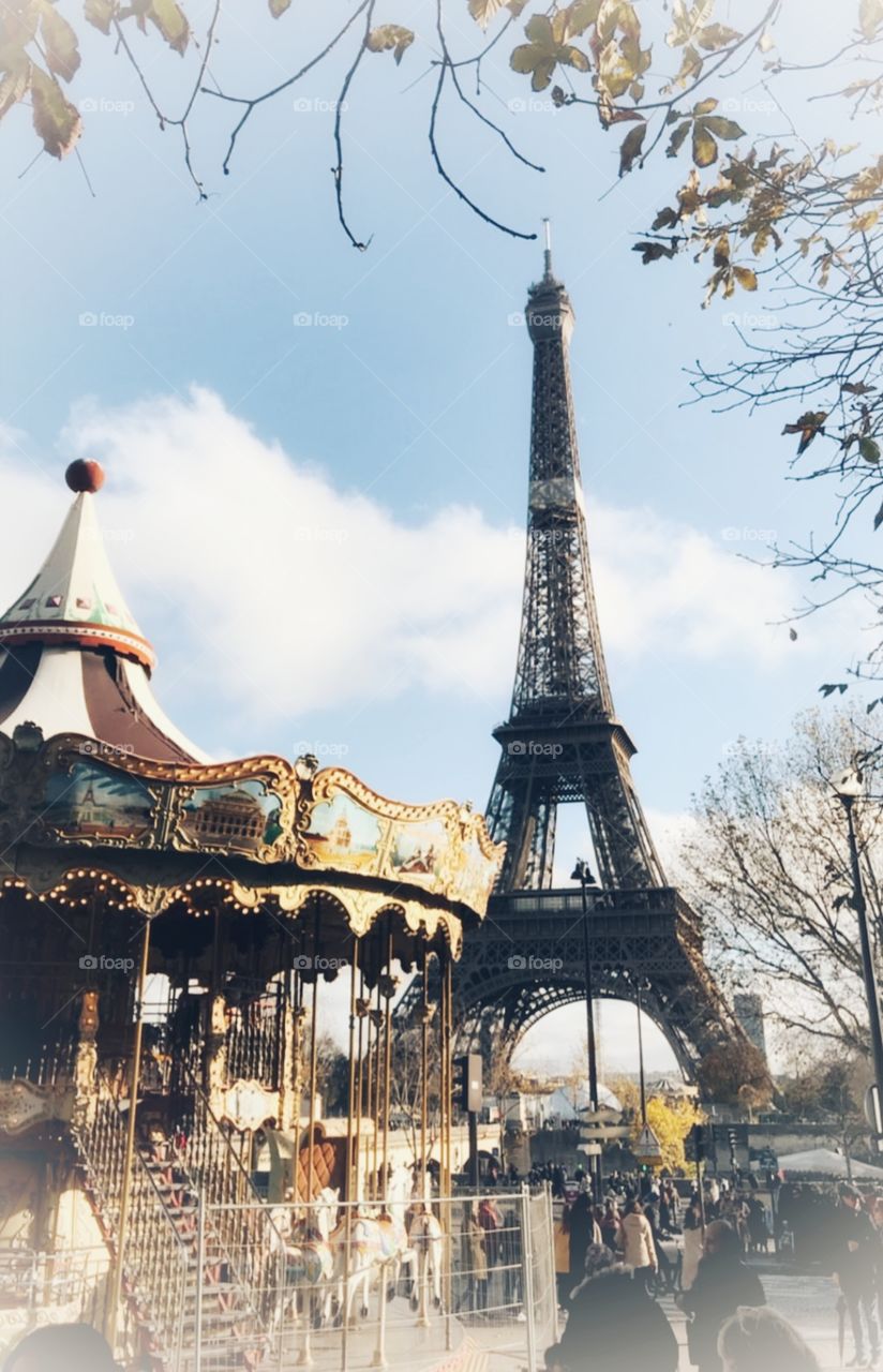 Эйфелева башня в Париже в ноябре в солнечную погоду