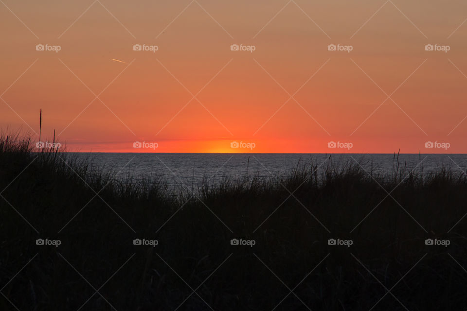 Beautiful colorful sunset by the ocean , vacker solnedgång vid havet 