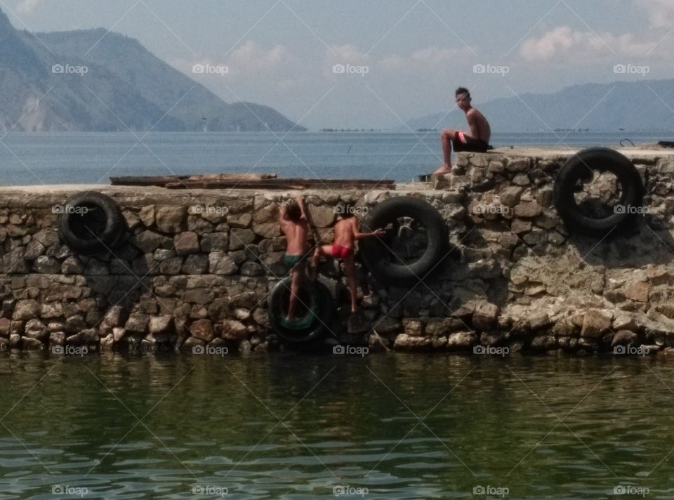 These boys at the lake side found the most blessing alternative to beat the heat...