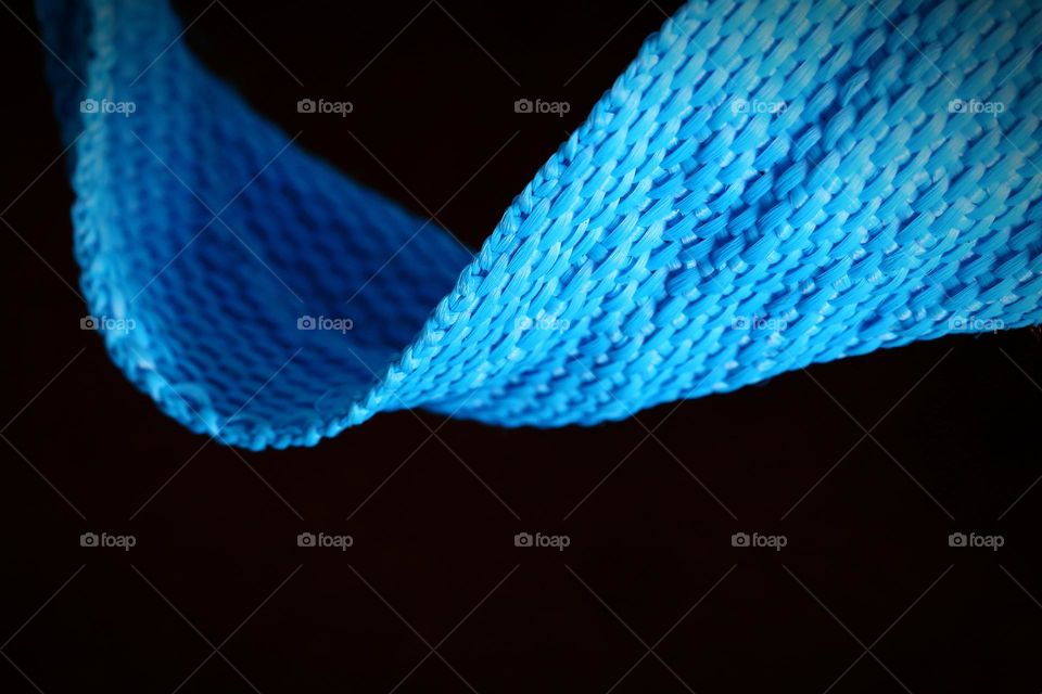 Blaues Band mit schwarzem Hintergrund