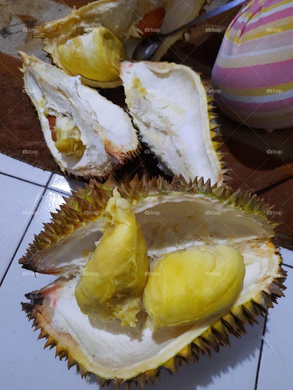 open the durian fruits