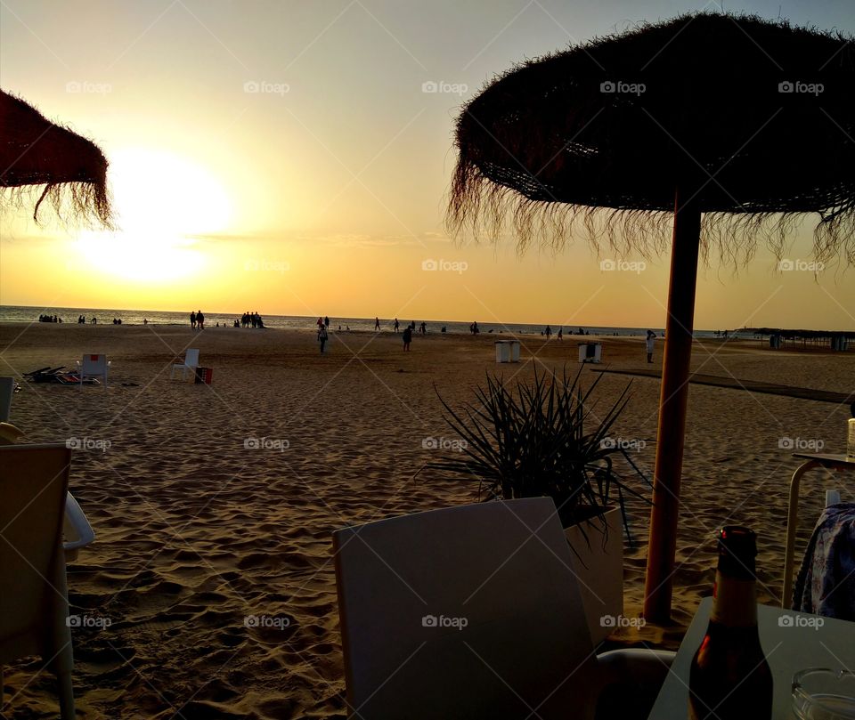 Sonnenuntergang am Strand, Feierabendbier