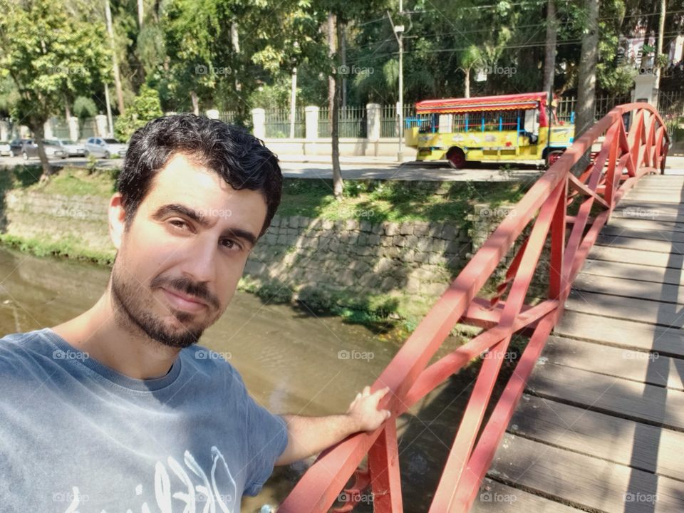 Selfie na ponte em Petrópolis, Rio de Janeiro, Brasil