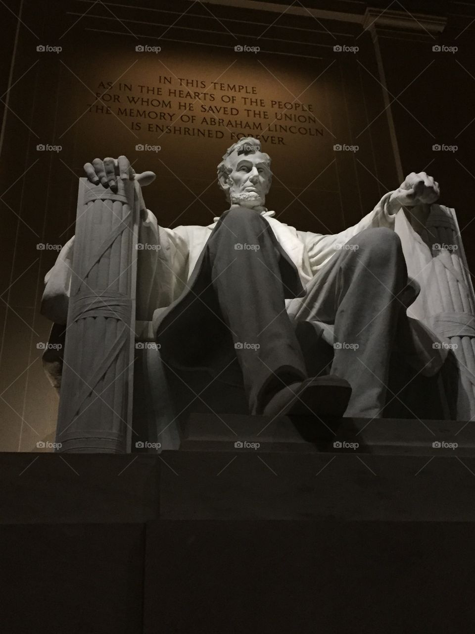 Lincoln memorial at night 