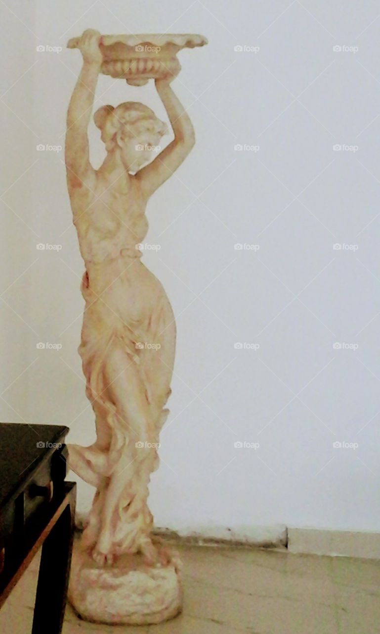 Side view of women stetue