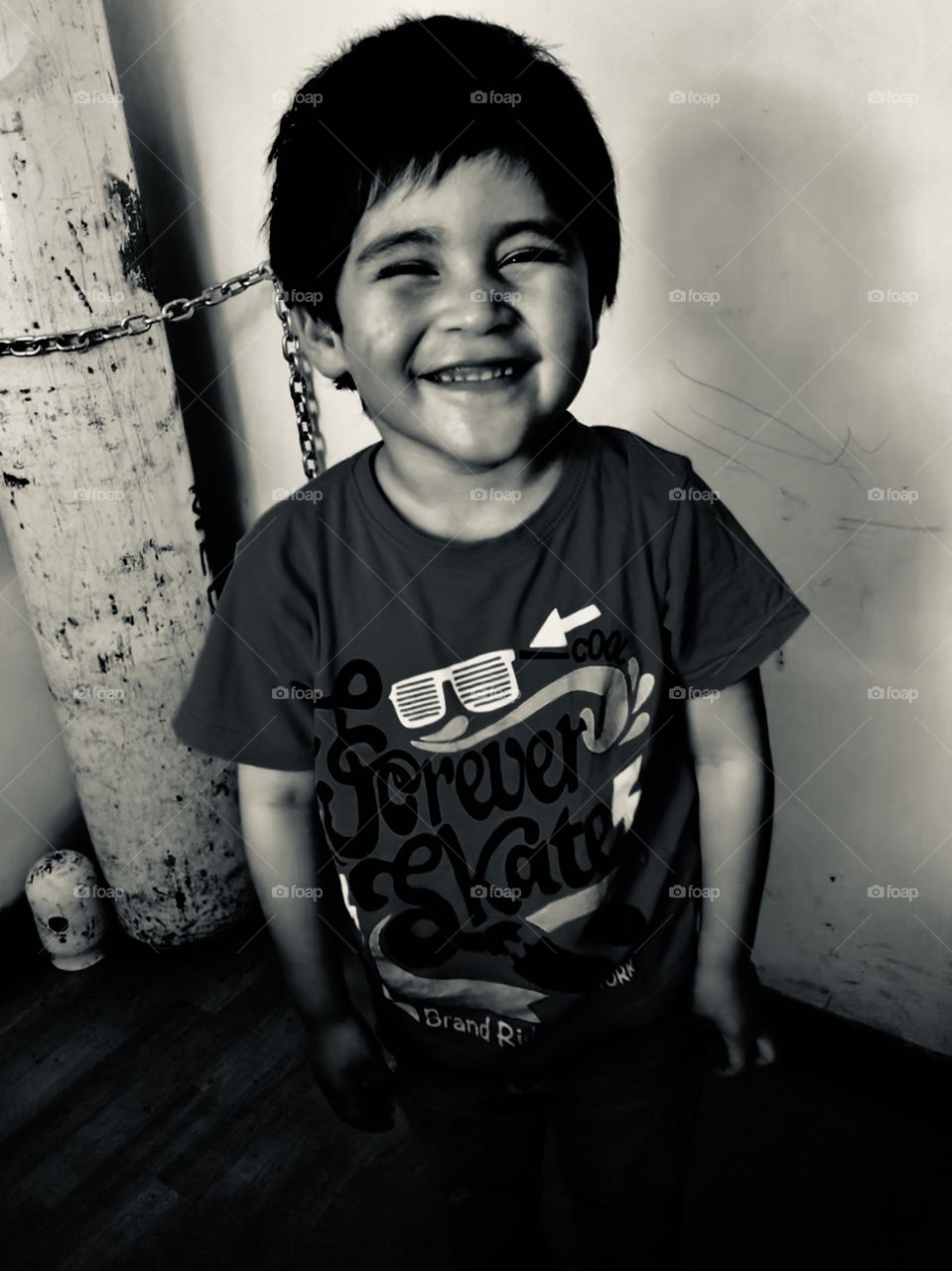 En algún lugar del mundo, existe un niño sonriente que está siendo aprisionado por la pobreza o el caos de una infancia traumática... 
