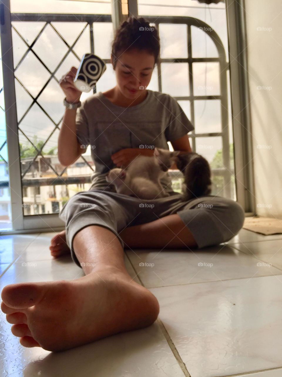 Un café matutino en compañía felina