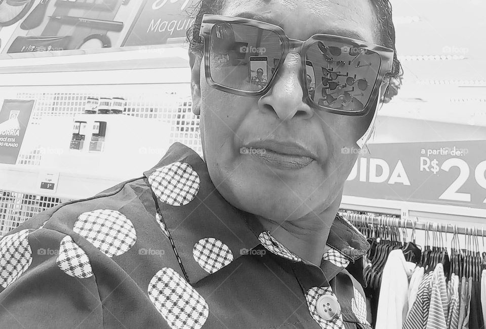 A escolha  do look. Entenda qual cor de roupa harmoniza melhor com seu tom de pele. Construa o seu look sempre baseado a partir de uma peça principal; escolha mais duas peças  que combinem com a peça principal,  mas que não combinem entre si