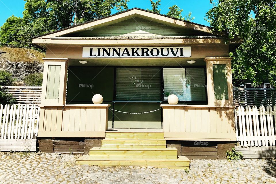 The second day is summer in Savonlinna.On the street it is very hot. Linnakrouvi's summer restaurant at Linnankatu 7)) is a classic portico.Savonlinna Suomi Finland 🇫🇮