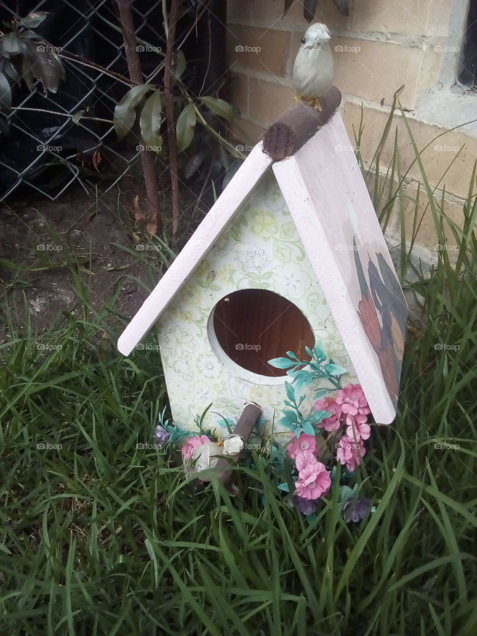 Casa para aves, en el jardín.