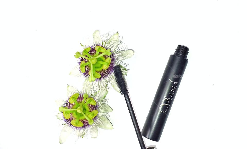 Viana mascara - beauty products with flowers