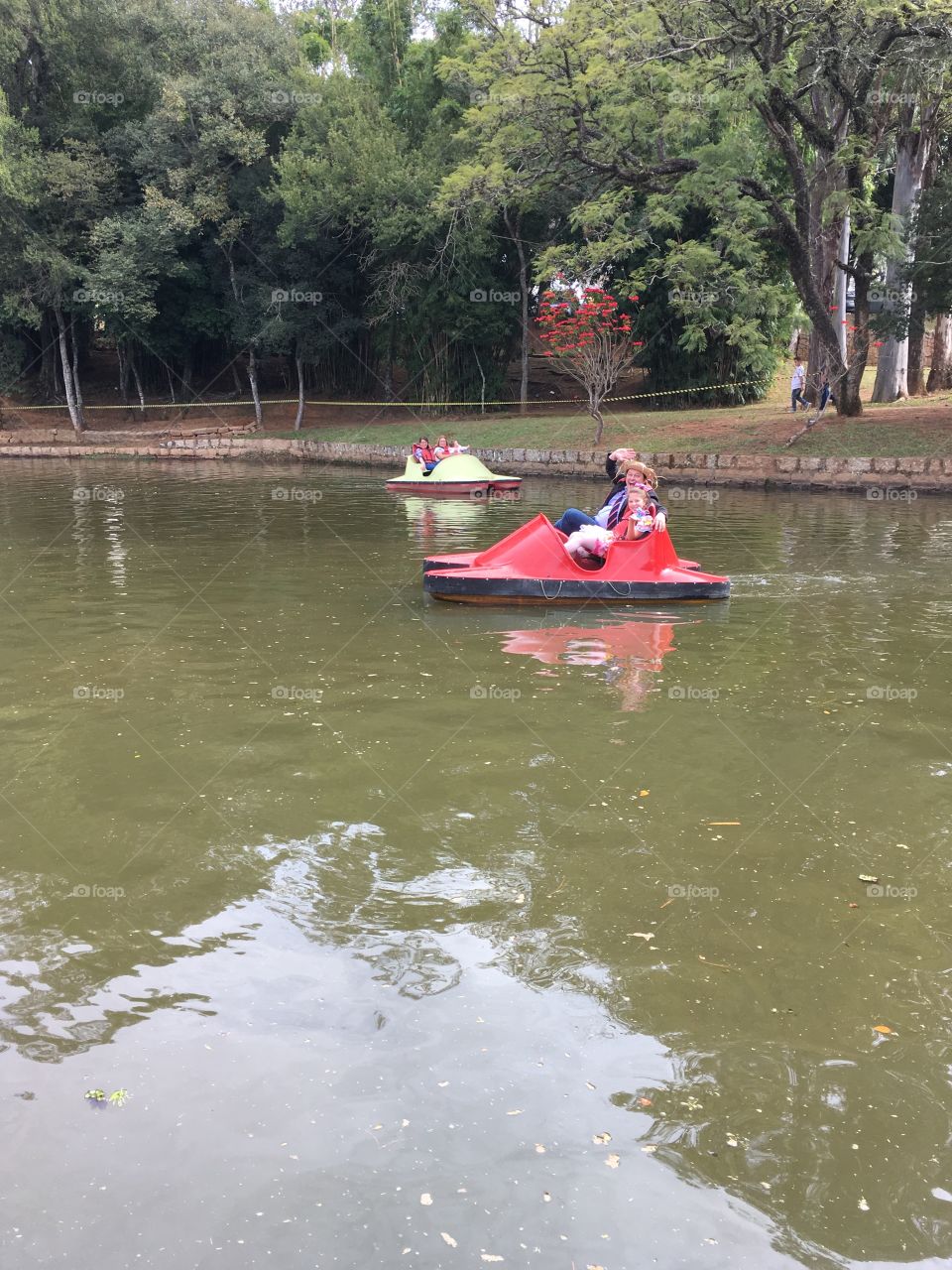 Brincando no Pedalinho. Como é bom estar bem acompanhado da filha, divertindo pra valer. 