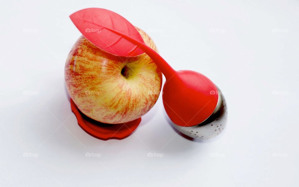 Leaf infuser with apple