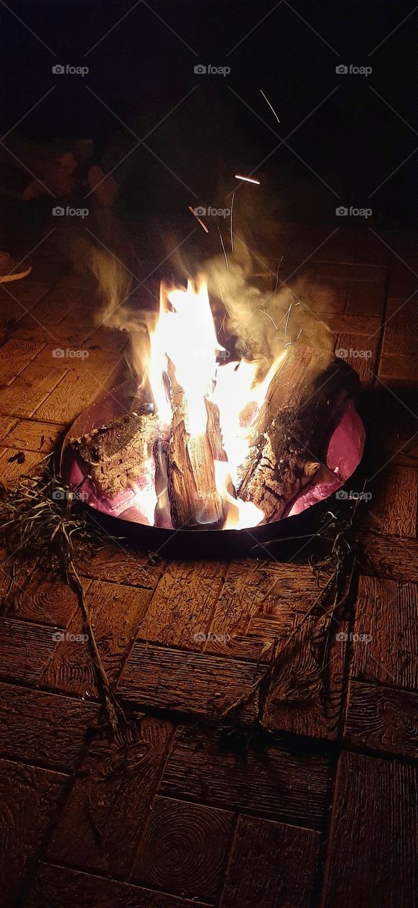 в темноте горит костер