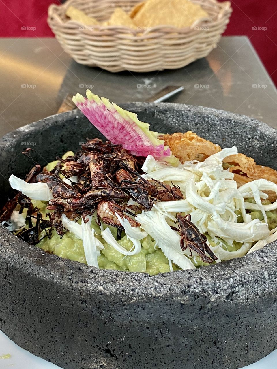 Aguacate,chapulines,chicharrón,molcajete