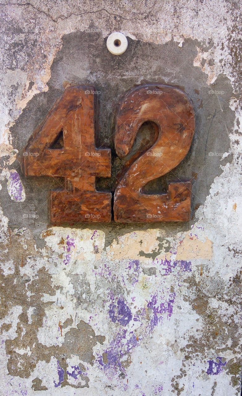 Street number "42", artistic wall