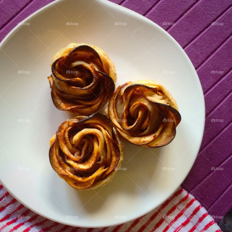 Baked apple roses