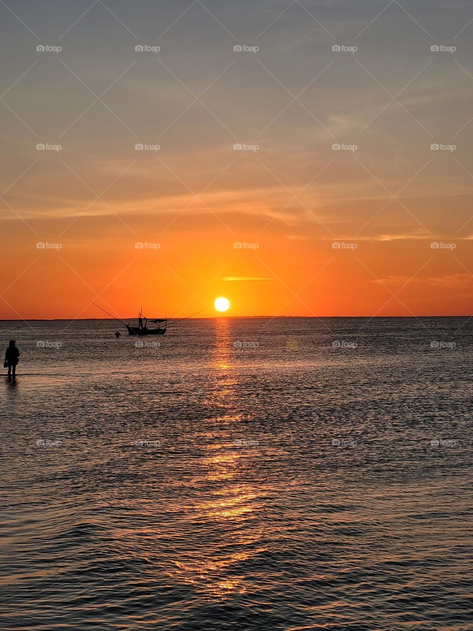 un bello atardecer en la playa