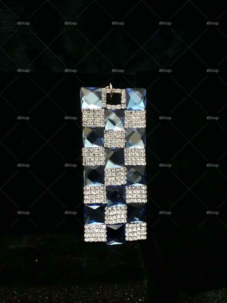 ￼

 The idea of ​​this key ring is to use my portfolio to make the same style.  Champagne crystal diamond, sapphire crystal diamond, lake blue crystal diamond, emerald green crystal diamond, a total of four options.