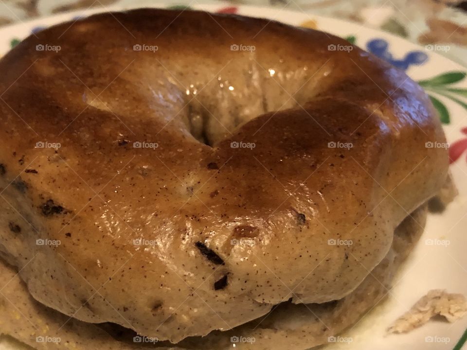 Cinnamon raisin bagel