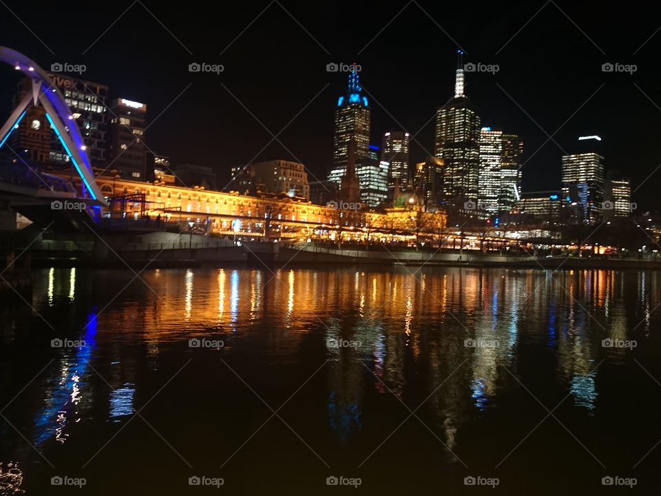 Skyline Melbourne. The trainstation if Melbourne next to the river and the city.