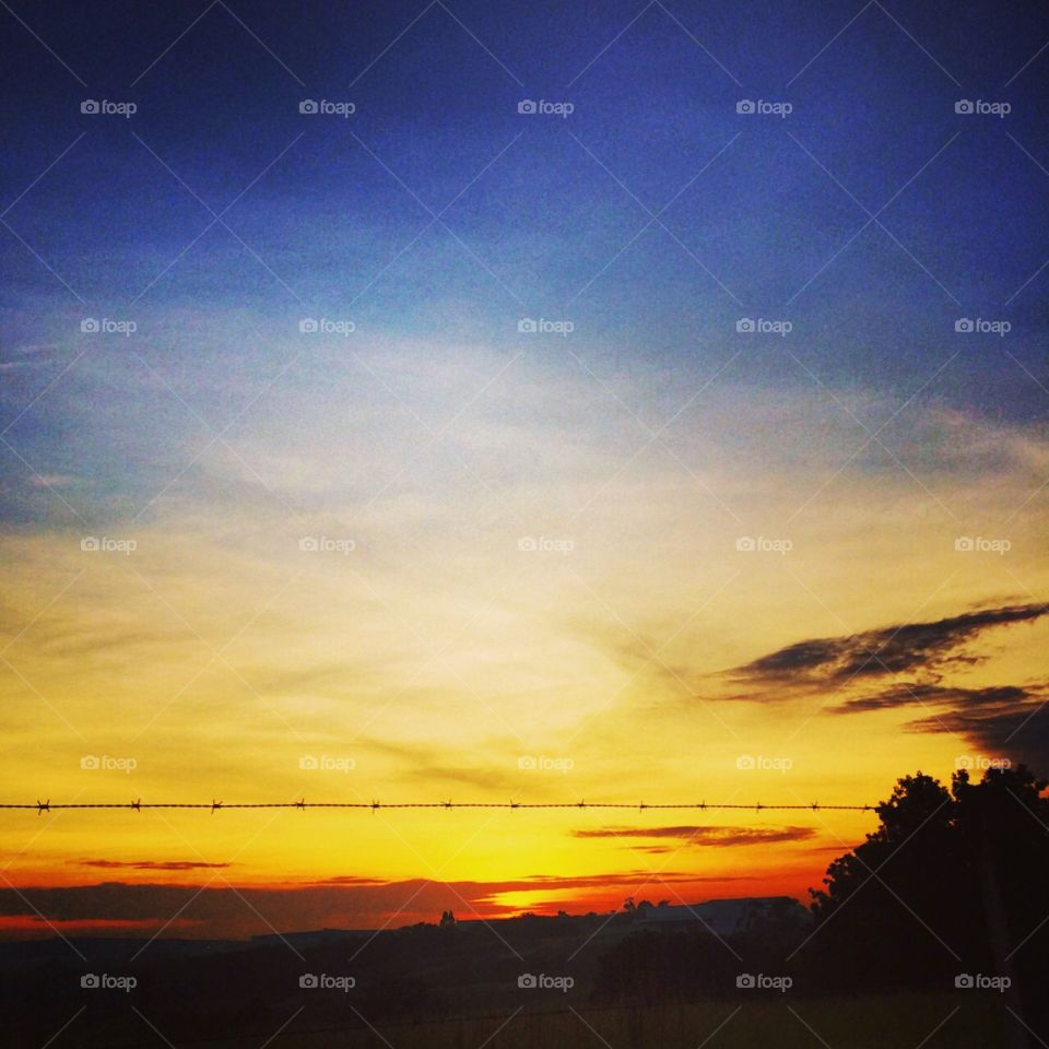 🌅 Acorde, #Jundiaí!
Olha aí o #sol raiando no #horizonte infinito.
ÁÁHh! “Pegadinha do Malandro!”
O clique é de outro dia. Hoje, garoa que não para.
🍃
#sun #sky #céu #photo #nature #morning #alvorada #natureza #fotografia