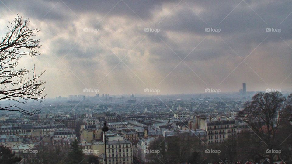 Wunderschöne Aussicht auf Paris mit Sonnenstrahlen